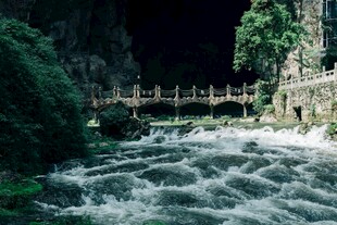 夜色中湍急河流上的桥