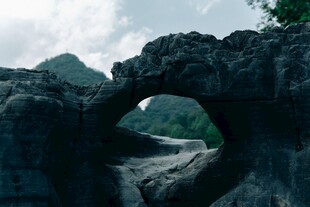山间石拱洞