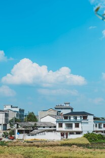 乡村白墙建筑蓝天白云景