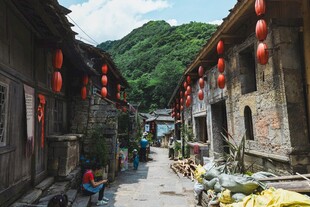 古巷红灯笼下的闲适生活