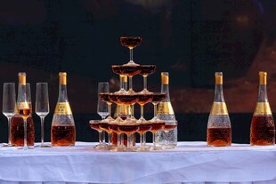 香槟塔与美酒的优雅组合