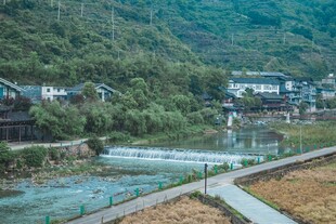 山间河畔的宁静村落