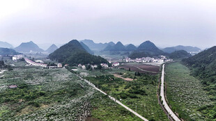 山间蜿蜒公路