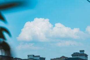 蓝天白云下的城市景象