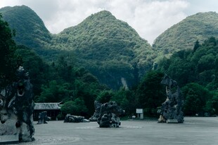 山间村落的宁静景致