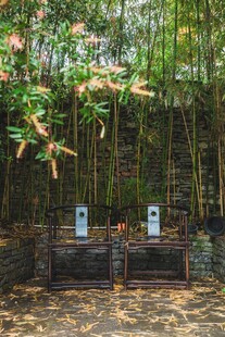 竹林中的古朴户外座椅