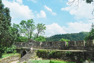 古石桥横跨绿意盎然景致