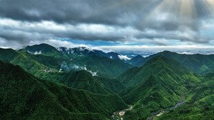 山峦叠翠间的壮美风景