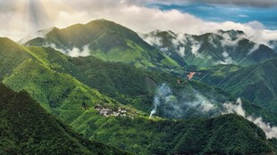 青山云海间的壮美风光