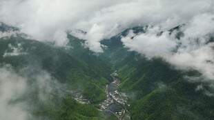 云雾缭绕的山间村落