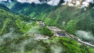 山间村落云雾缭绕美景