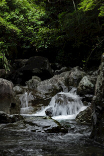 山间溪流瀑布自然美景