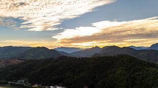 山间壮丽日落美景