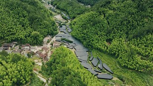 航拍山间蜿蜒河流美景