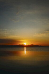 夕阳下的静谧湖面美景