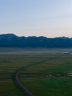 草原公路与远山美景