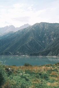 山间湖泊美景