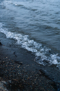 海边浪花拍打黑色沙滩
