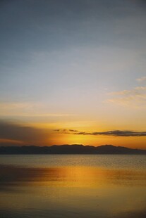 夕阳下平静的水面美景