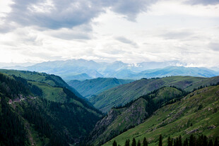 山峦叠翠的壮美山间景色