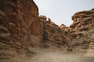 沙漠峡谷中的壮丽岩壁