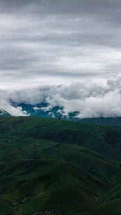 云雾缭绕的葱郁山峦