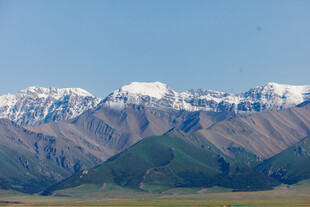 壮丽雪山远景风光