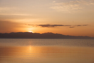 夕阳下平静湖面的美丽景象