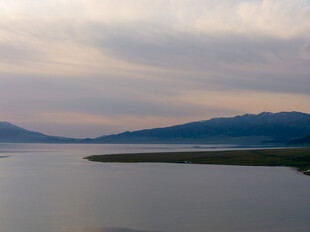 黄昏湖畔的宁静山水景色