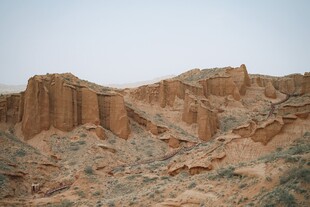 壮丽荒凉的沙漠峡谷景观