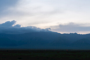 壮丽山峦与天空景观