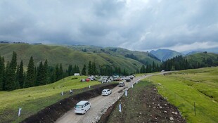 山间公路上行驶的多辆汽车