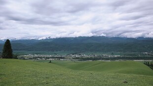 草原山峦间的壮阔景致