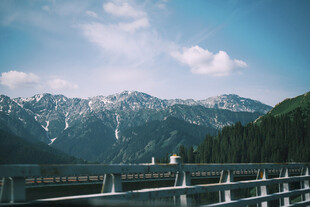 山间公路旁的壮丽雪山景