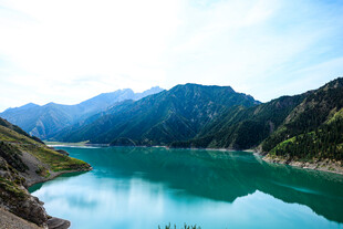 青山环抱的碧绿湖水