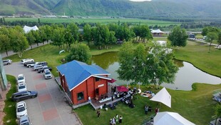 乡村红顶小屋及周边风景