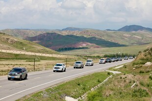 公路上行驶的多辆汽车