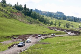 山间公路上行驶的多辆汽车