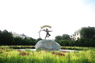 草地上的人物雕塑景观