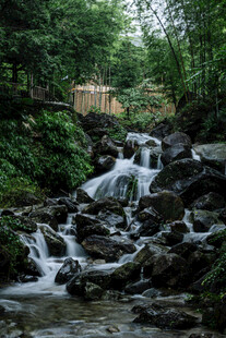 山间溪流瀑布潺潺美景