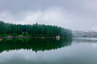 雾中静谧湖景