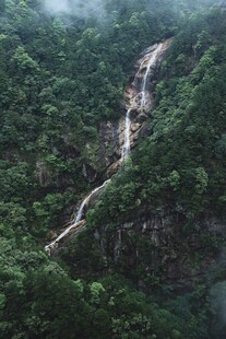 山间飞瀑