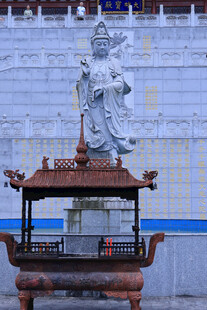 寺庙前的神像与香炉