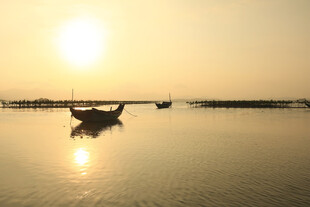 惠州夕阳下的湖面小船