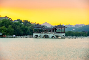 惠州湖畔古亭映黄昏美景