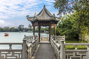广东惠州湖边亭子