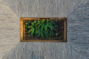 俯瞰苏州园林庭院 