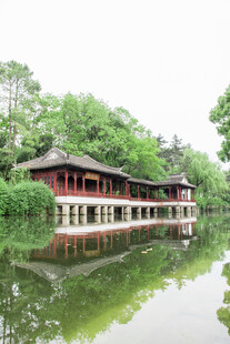 湖畔古建倒影