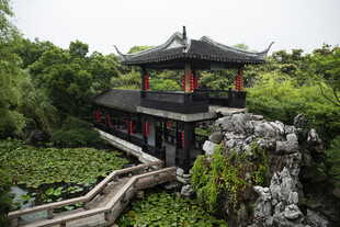 中式园林景观中的雅致楼阁