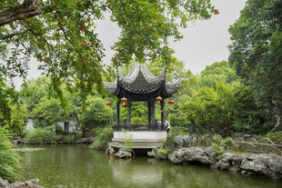 中式园林湖畔雅致凉亭